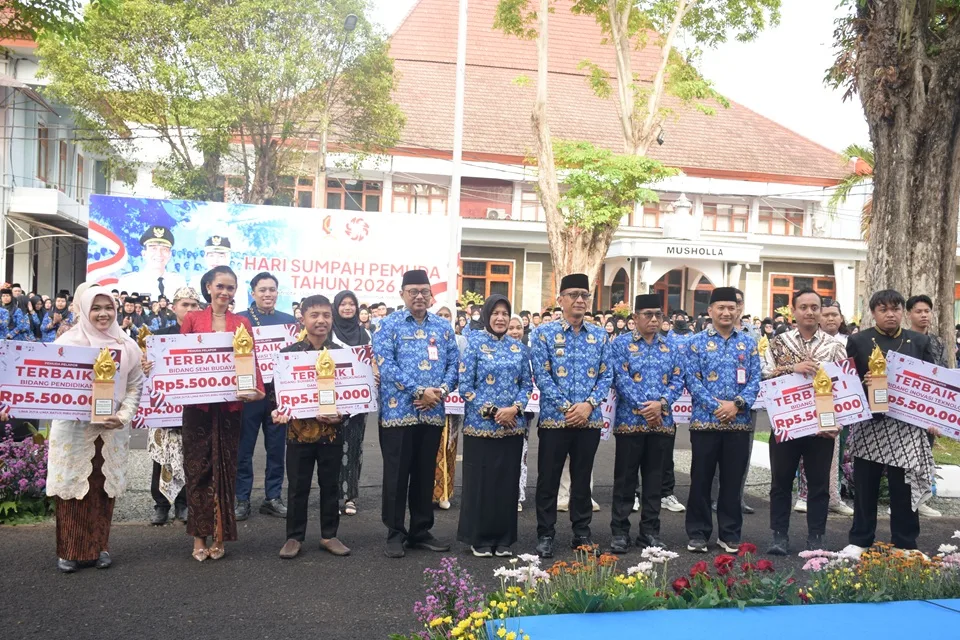 Bupati dan Wakil Bojonegoro serta Kepala Dinas Kepemudaan dan Olahraga menyerahkan penghargaan kepada pemenang Pemuda Pelopor Tahun 2026